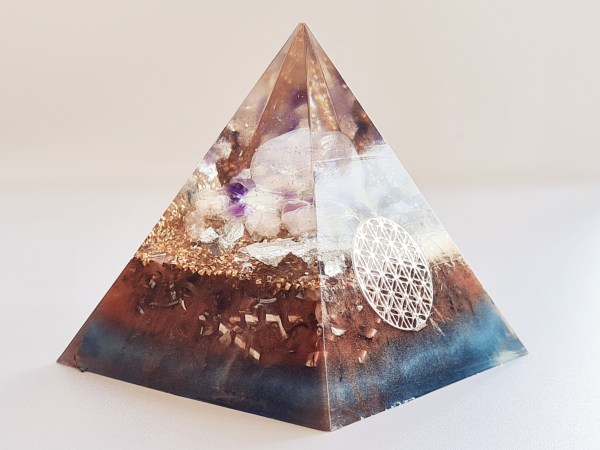 Orgonite pyramide fleur de vie argentée, rose bleue